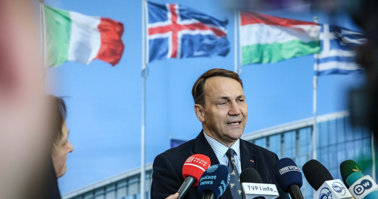 Sikorski o masakrze w Sumach: Putin kpi z dobrej woli Trumpa