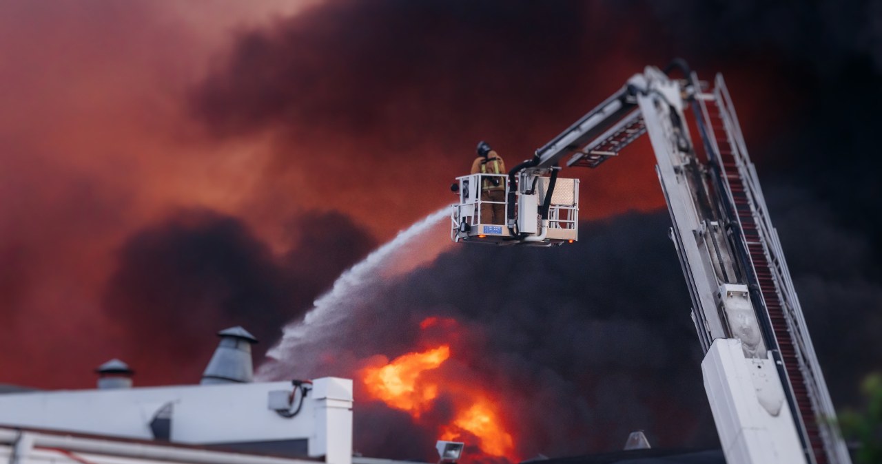 Ogień w sercu Grecji: Pożar w fabryce żywności, kilka osób zaginęło