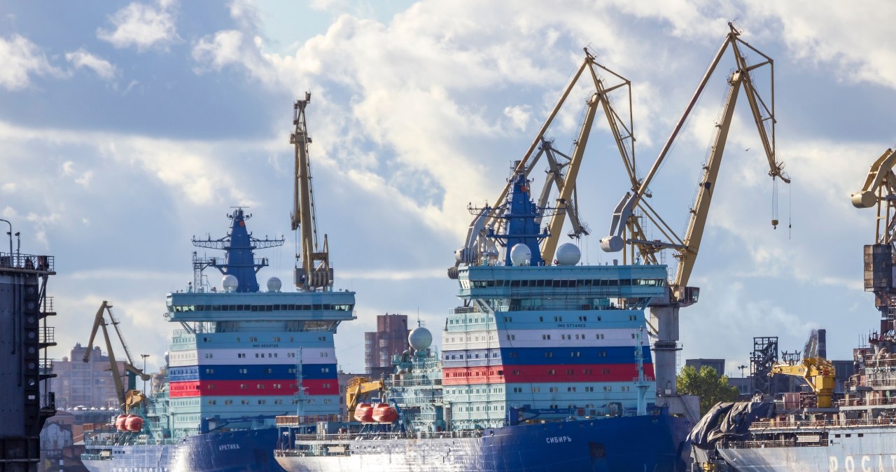 Potężny lodołamacz atomowy "Sibir" operuje na Bałtyku