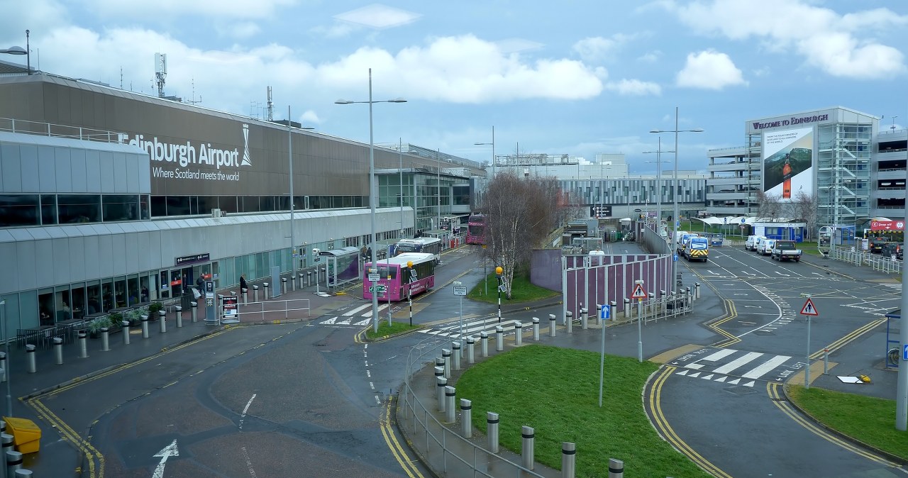 Alarm na pokładzie i awaryjne lądowanie. Samolot zablokował lotnisko