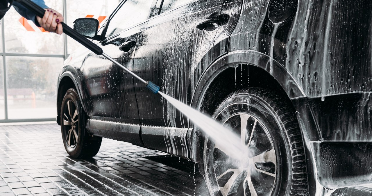 Tragedia w myjni samochodowej. Nie żyje mężczyzna, który wpadł do kanału