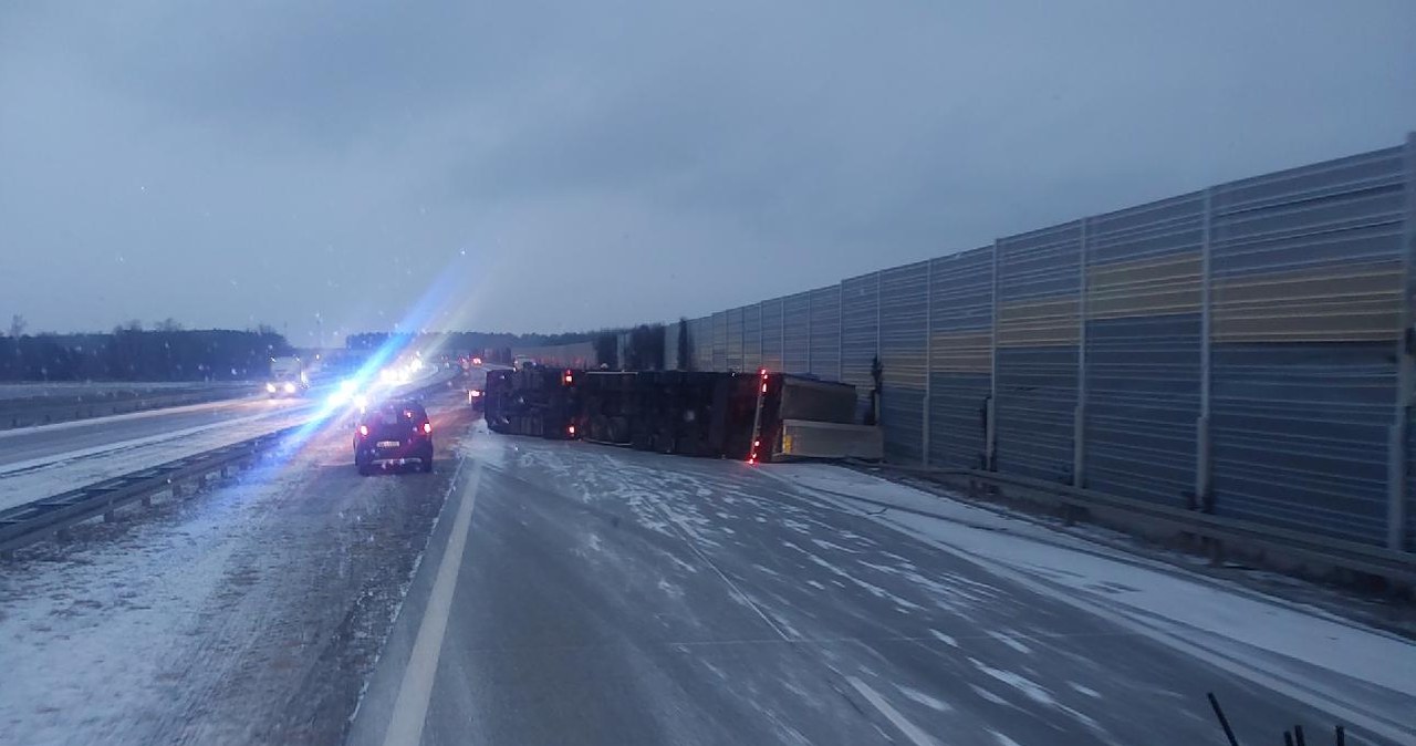 Ciężarówka przewróciła się na ekspresówce. Jedna osoba ranna