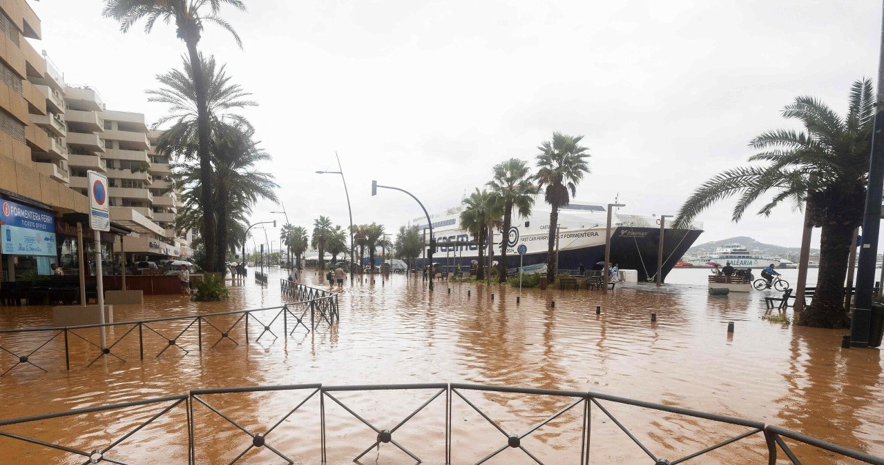 Lotnisko sparaliżowane, turyści ewakuowani. Rajska wyspa pod wodą