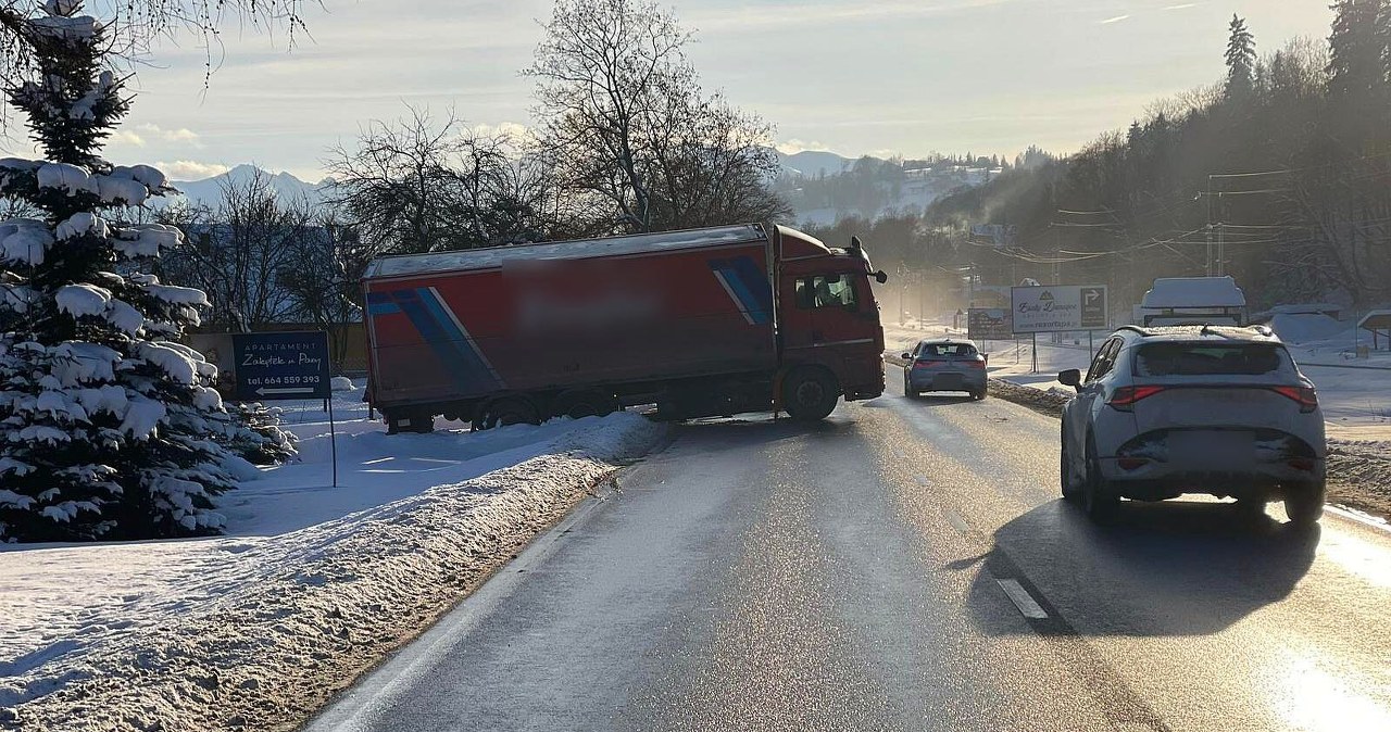 Utrudnienia na zakopiance. Ciężarówka zjechała do rowu