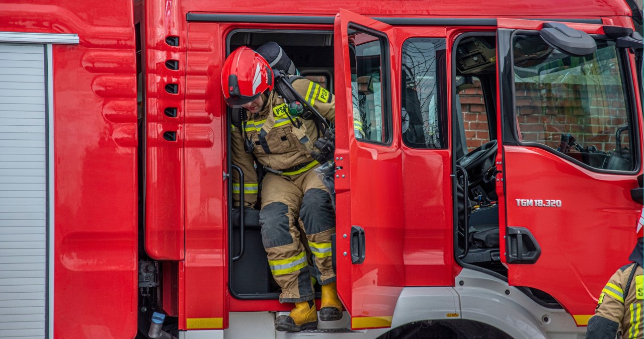 Pożar zakładu produkcyjnego w Śląskiem. Jedna osoba poszkodowana
