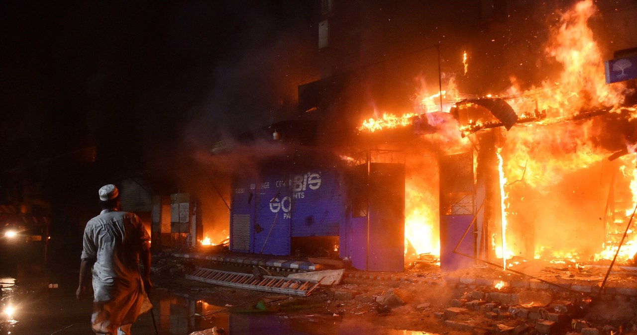 Ogień strawił centrum handlowe. Dramat w Pakistanie