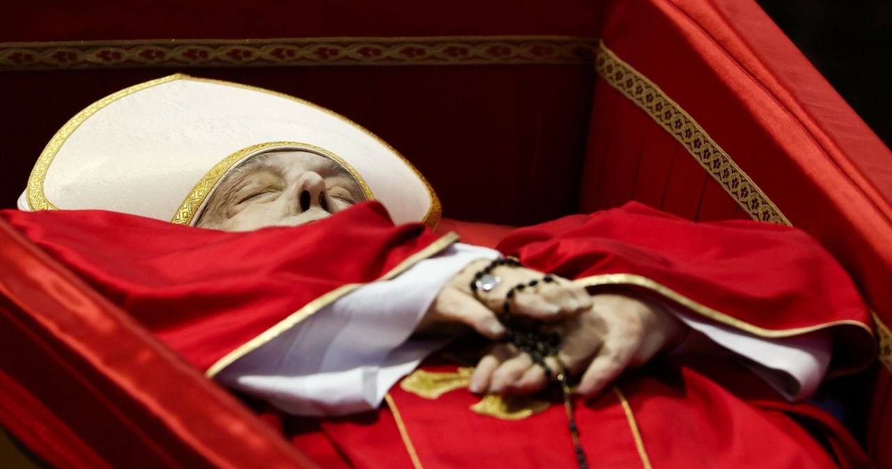 Trumna z ciałem papieża zamknięta. Ćwierć miliona osób pożegnało Franciszka