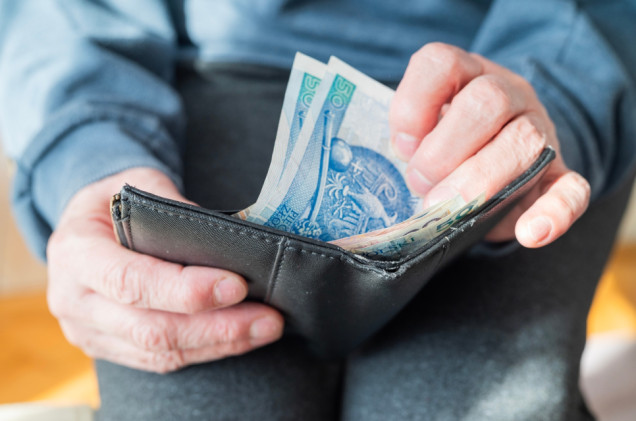 ZUS przelewa dodatkowe 1978,49 zł. Pełna „czternastka” jednak nie dla każdego