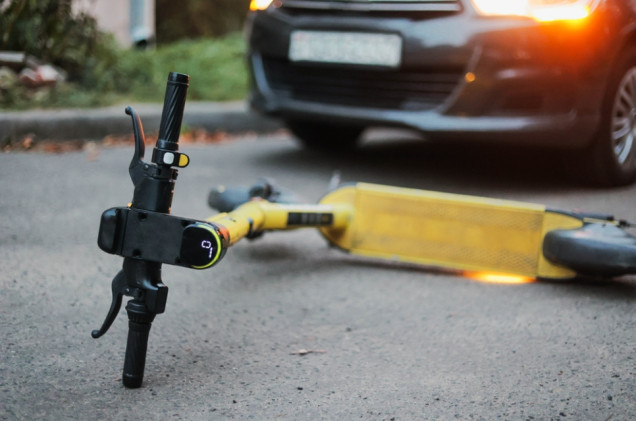 Wypadek z udziałem hulajnogi i nieoznakowanego radiowozu. Nie żyje nastolatek