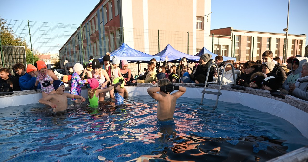 Szkolne morsowanie na boisku. Dzieci weszły do lodowatej wody