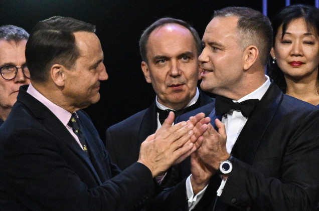 Sikorski: MSZ rozmawia z Koreą Płn. i Iranem, więc także z Pałacem Prezydenckim