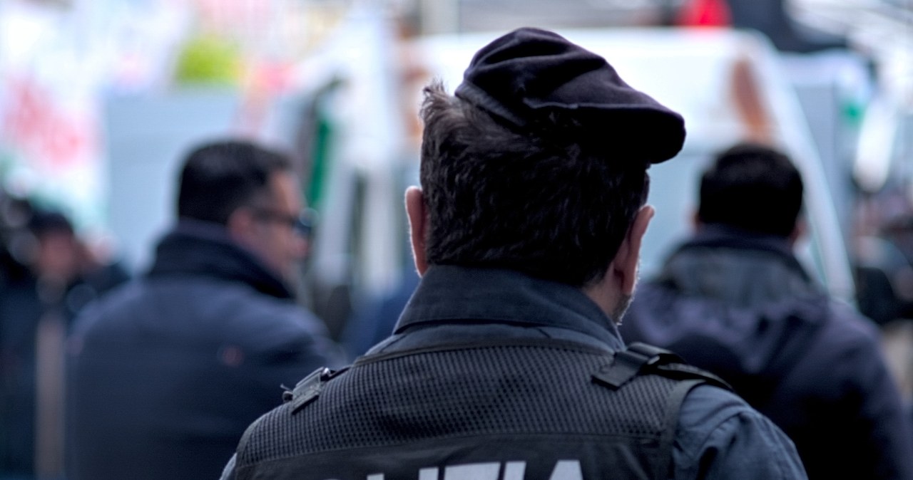 Uciekali przed policją. Po przeskoczeniu ogrodzenia znaleźli się na... posterunku