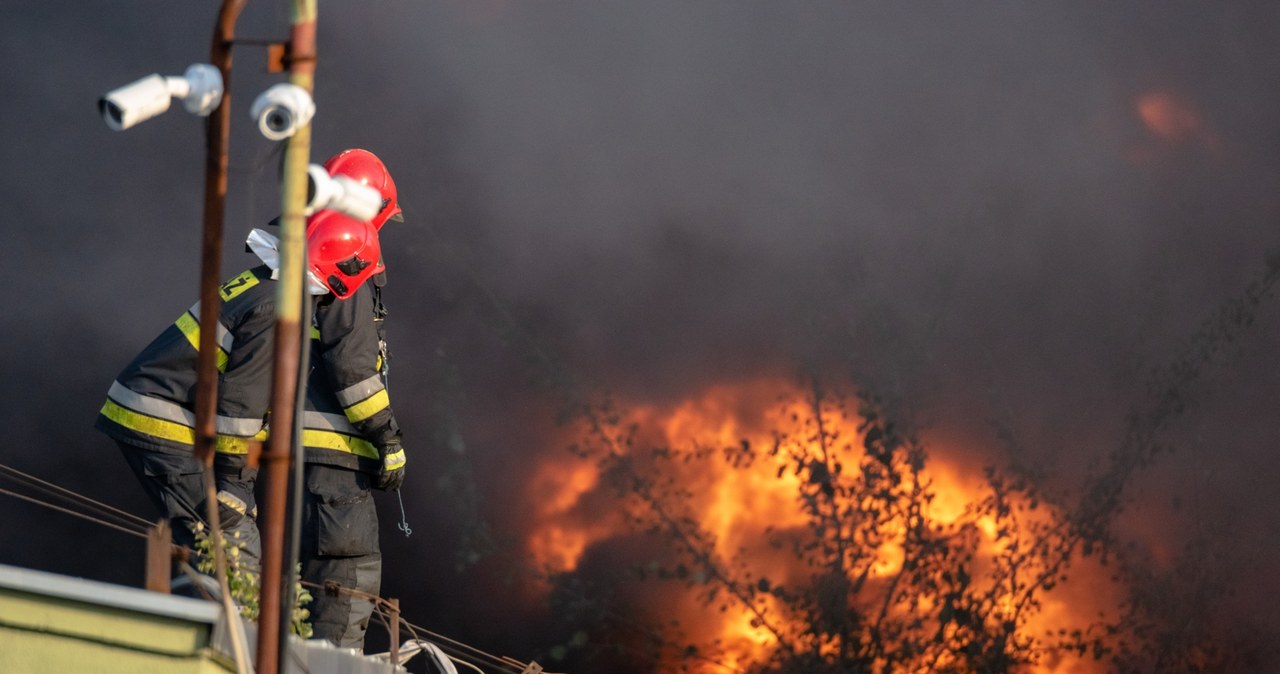 Pożar hali sortowni tworzyw sztucznych w Rudzie Śląskiej. "Sytuacja jest rozwojowa"