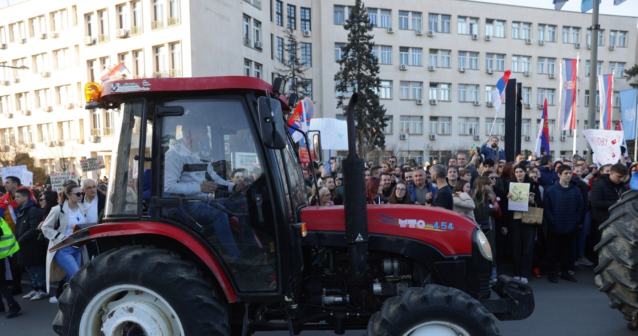 Dziesiątki tysięcy ludzi i traktory na ulicach Serbii