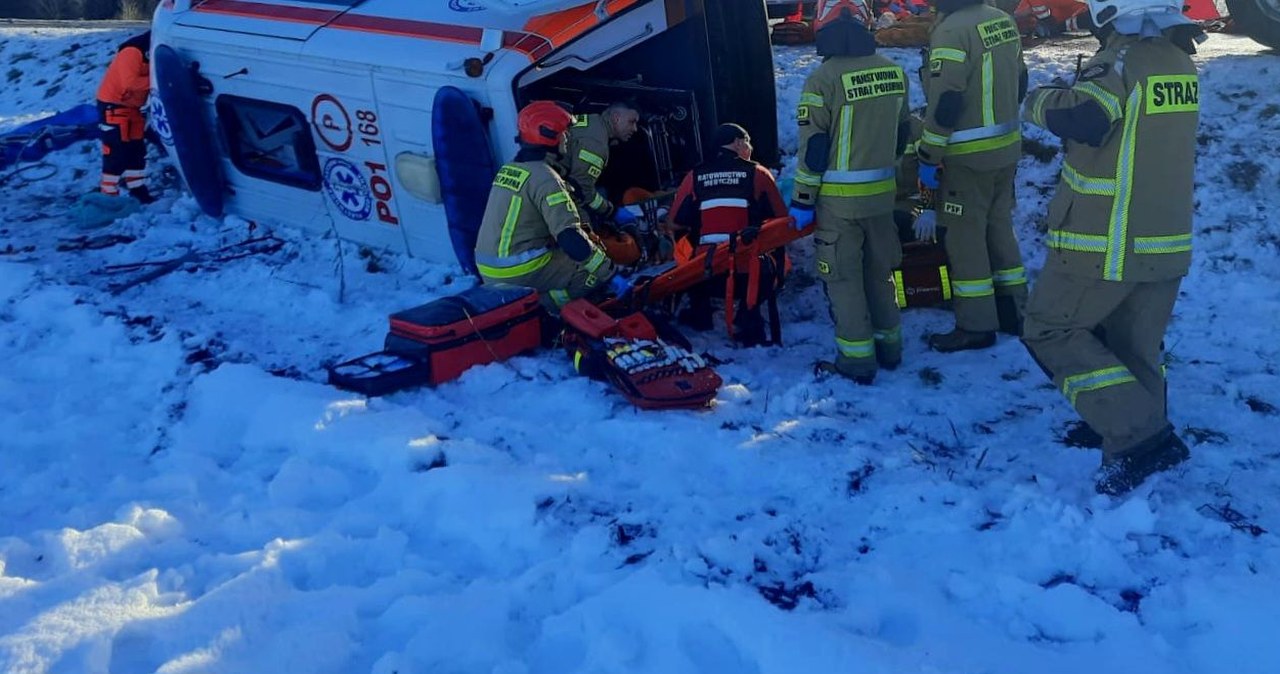 Karetka uderzyła w drzewo, przewoziła pacjentów. Są ranni