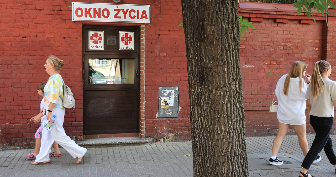Kilkudniowa dziewczynka w oknie życia. "Nieco płakała"