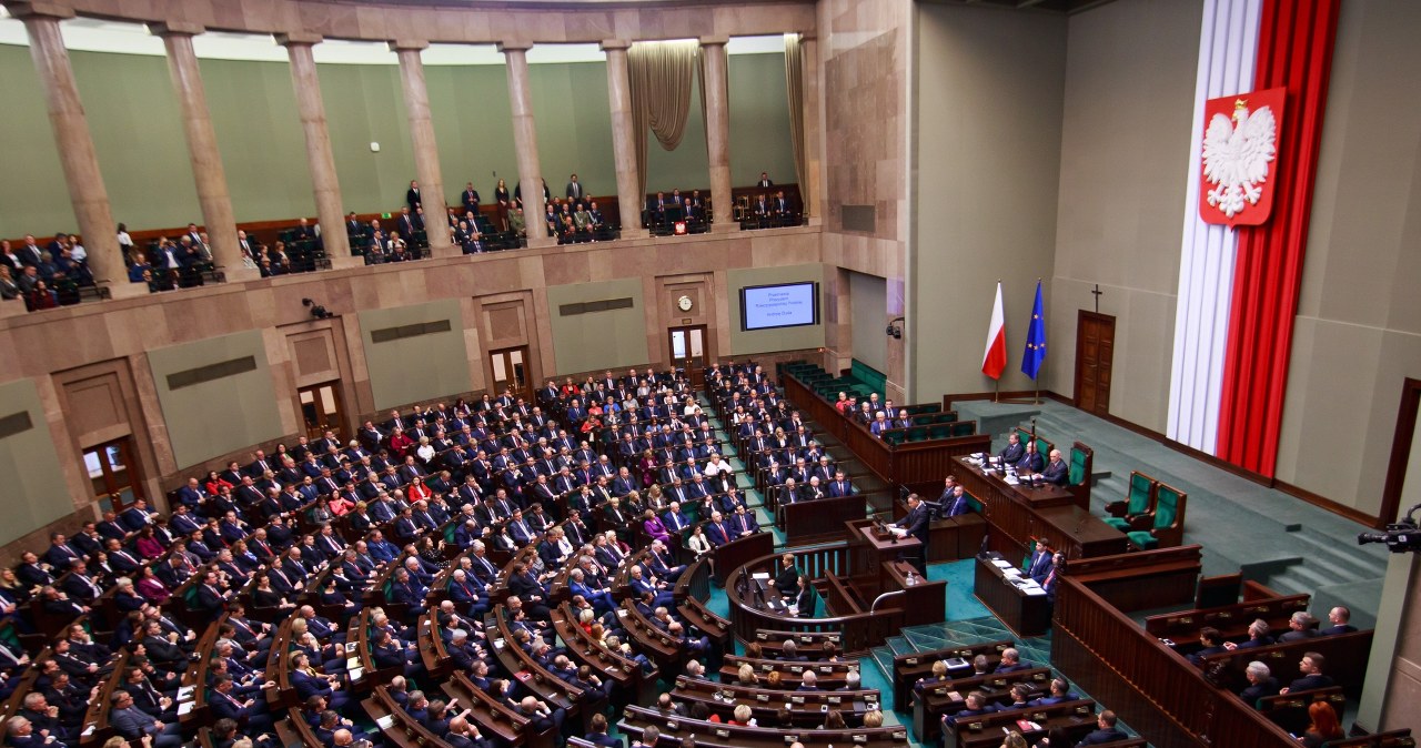 KO na prowadzeniu, ale to prawica ma szanse na większość. Najnowszy sondaż