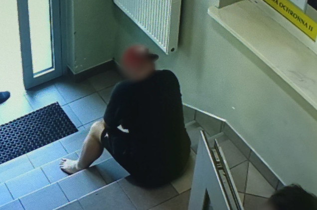 Zuchwała kradzież w salonie jubilerskim. Złodziej ukrył się w budynku komendy