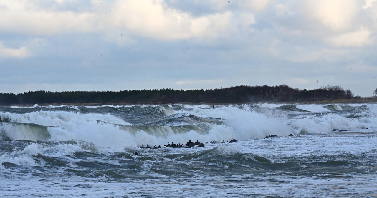 Sztorm noworoczny na Wybrzeżu. Uszkodzone zostały m.in. zejścia na plaże