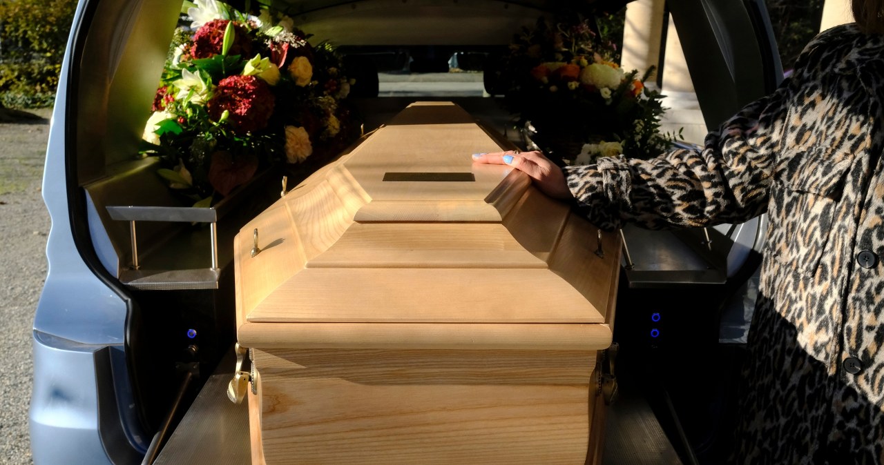 "Kibice są w różnym wieku". Zakład pogrzebowy ma ofertę