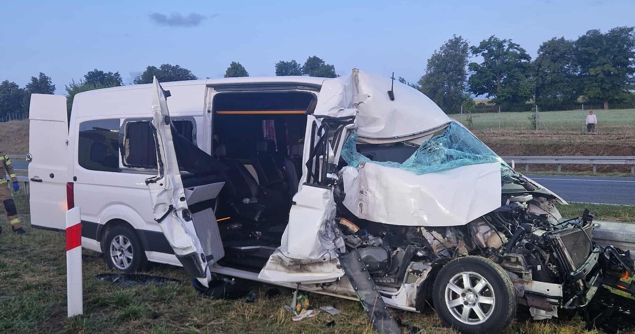 Bus zderzył się z ciężarówką. Są ranni, lądował śmigłowiec LPR [ZDJĘCIA]
