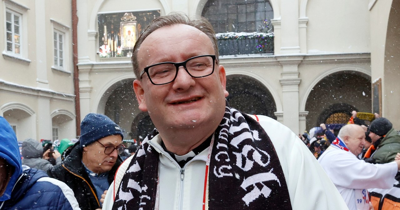 Patriotyzm, kontrowersje i zdjęcia z kibolami. Kim jest kapelan Nawrockiego?