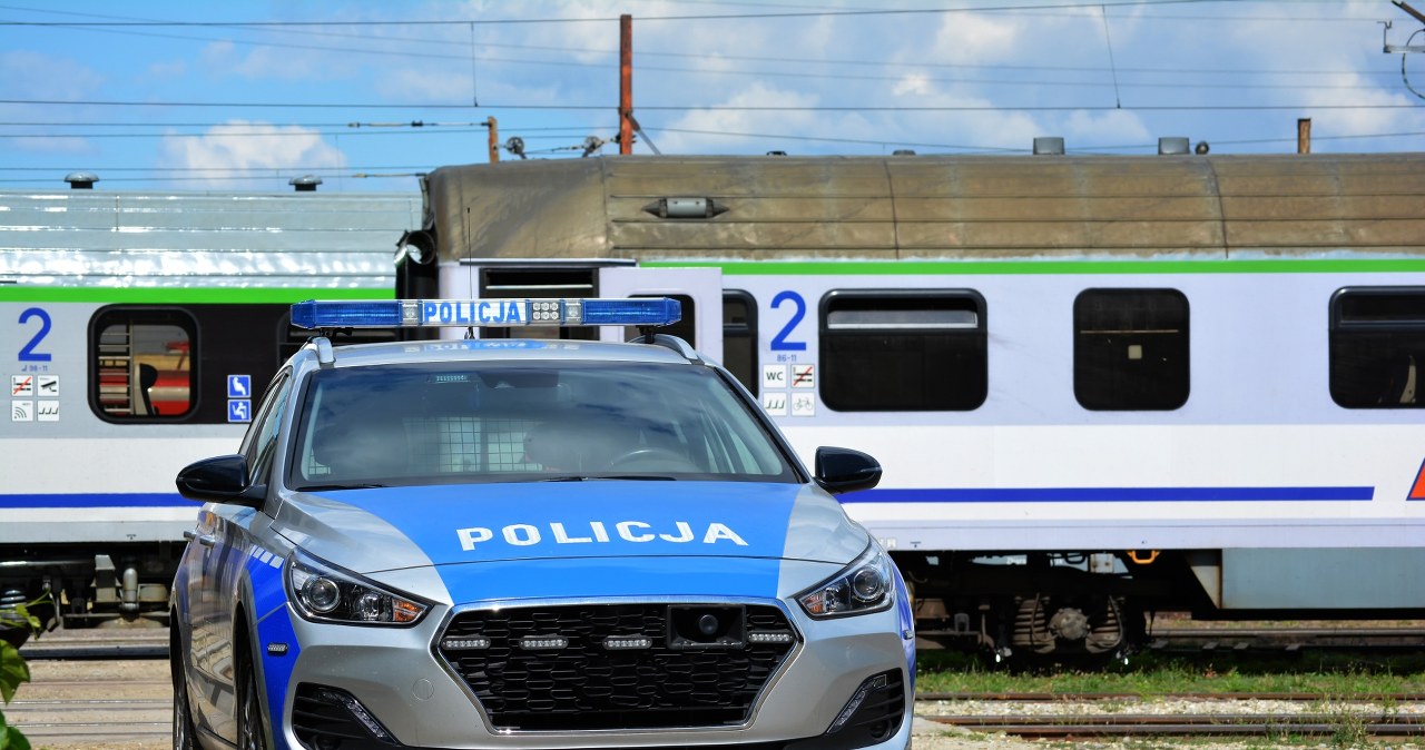 ​Porsche pod pociągiem. Za kierownicą siedział 69-latek