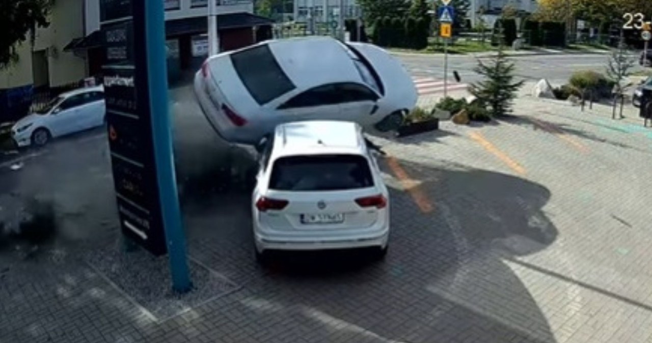 Chwile grozy we Wrocławiu. Samochód "przeleciał" nad autem [FILM]