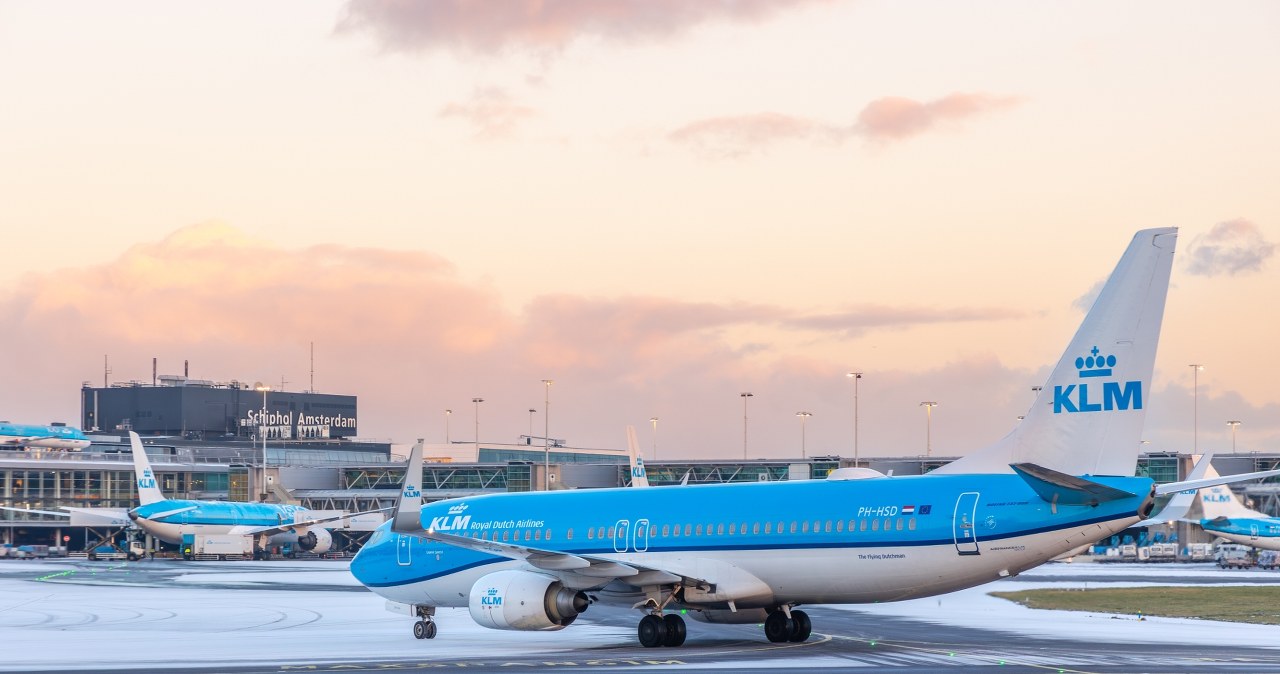 170 lotów odwołanych na lotnisku w Amsterdamie. Alert z powodu śniegu i silnego wiatru