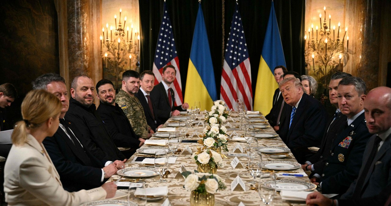 Trump wyprosił dziennikarzy i kazał ich nakarmić. Menu jest hitem