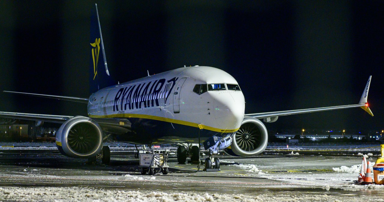 Nie decydowali się na lądowanie. Zima paraliżuje lotnisko w Gdańsku
