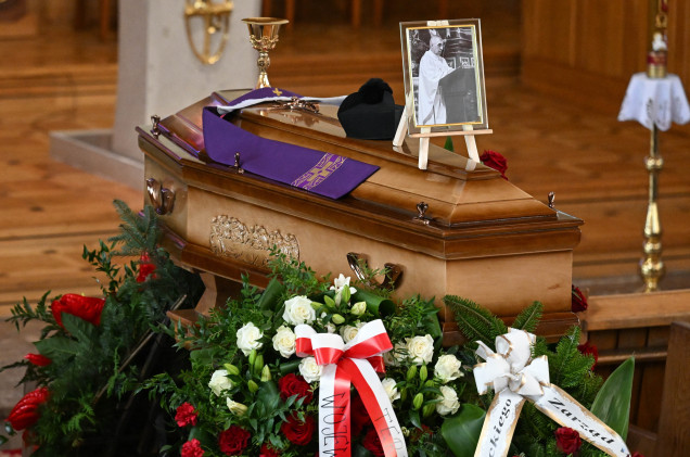 Tłumy żegnają ks. Zbojnowicza. Duchowny to ofiara ataku nożownika w Jarosławiu