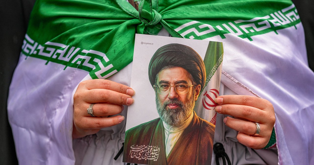 Ajatollah Chamenei nie chciał, by jego syn rządził Iranem. "Nie jest zbyt bystry"