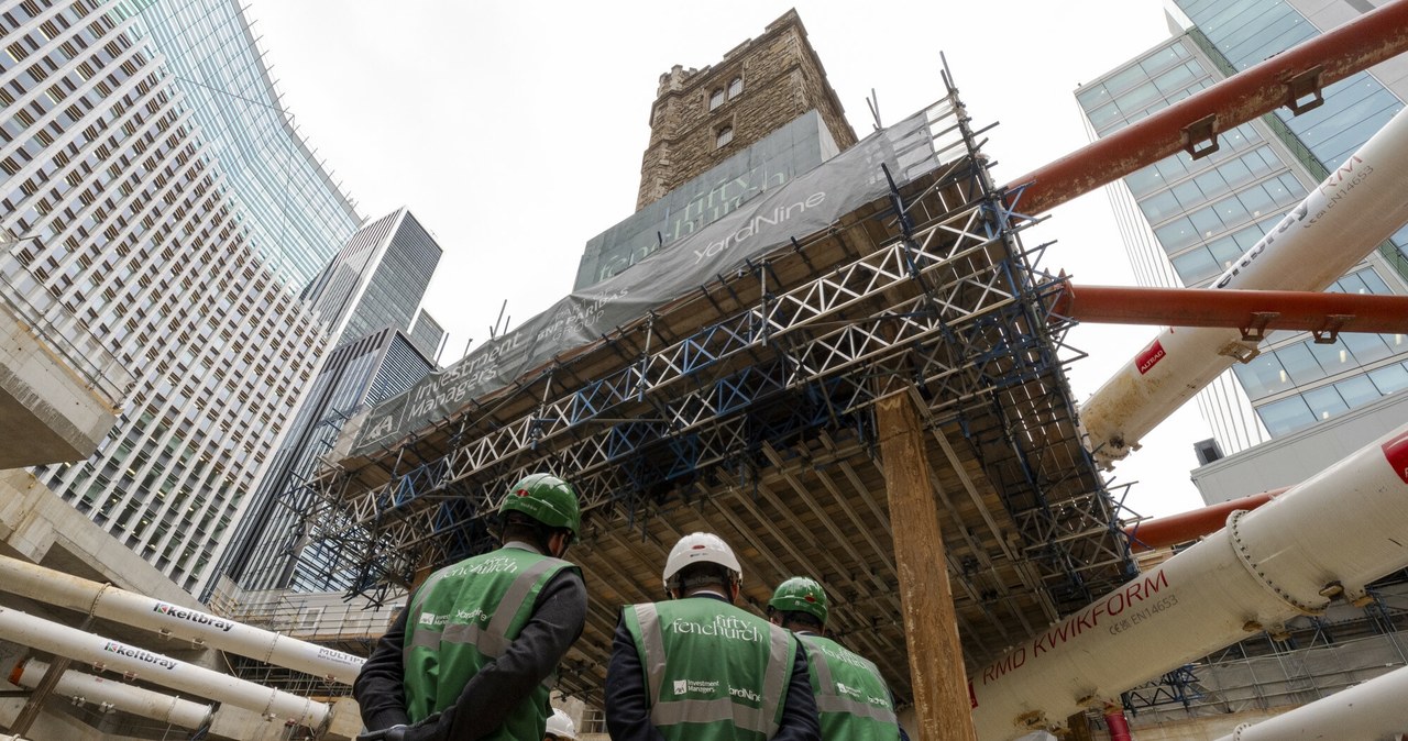 Średniowieczna wieża kościoła zawisła 14 metrów nad ziemią