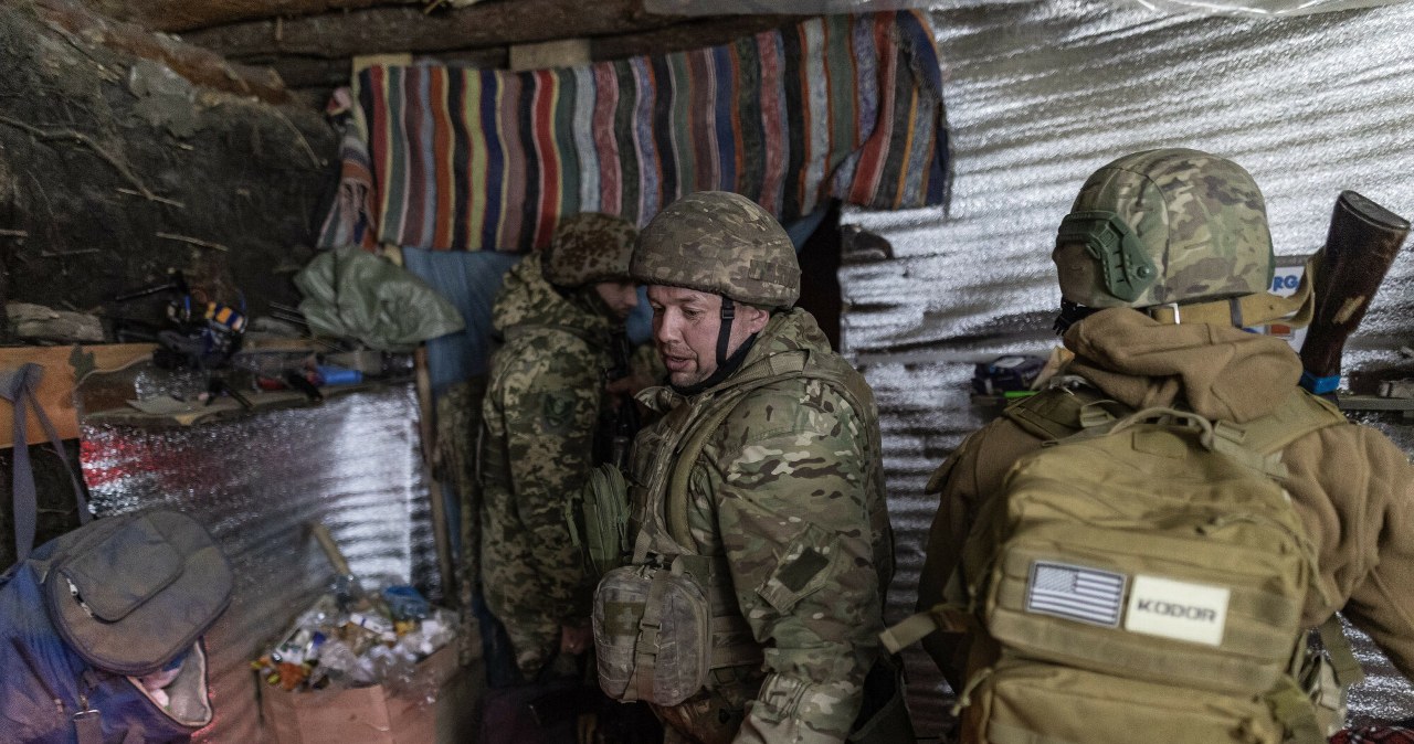 Ukraińska flaga w centrum Pokrowska. Zełenski chwali wojsko, ale prognozy są złe