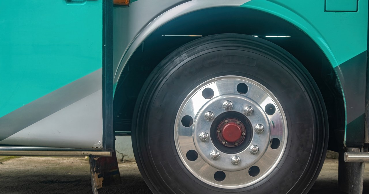 Eksplozja opony w autobusie miejskim. Ranna kobieta stojąca na przystanku