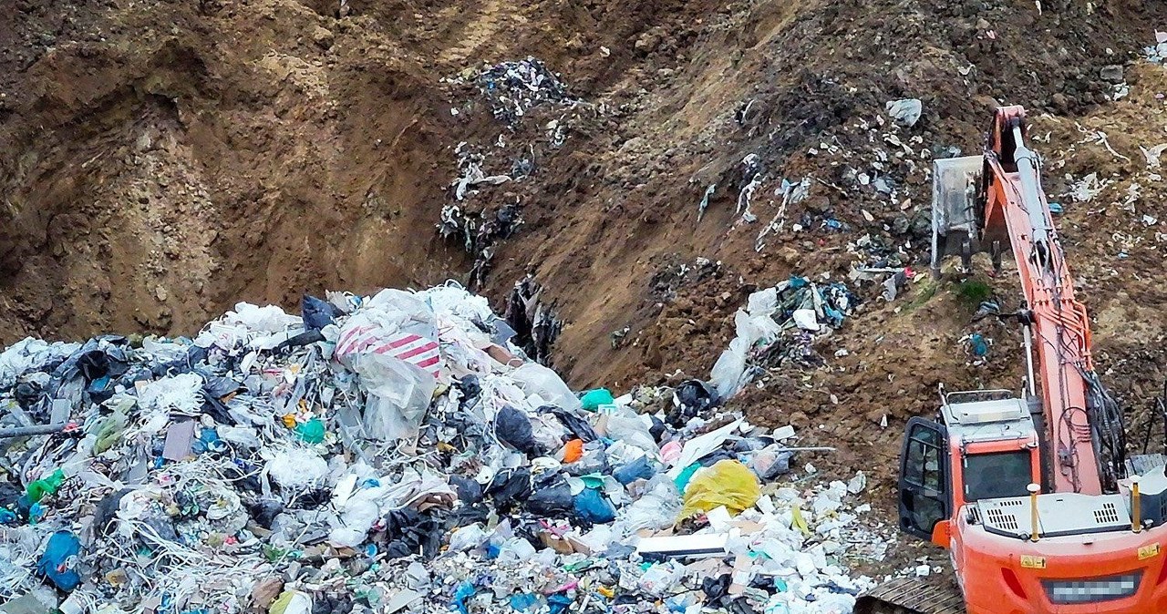 Milionowe straty i skażone środowisko. Policja rozbija mafię śmieciową