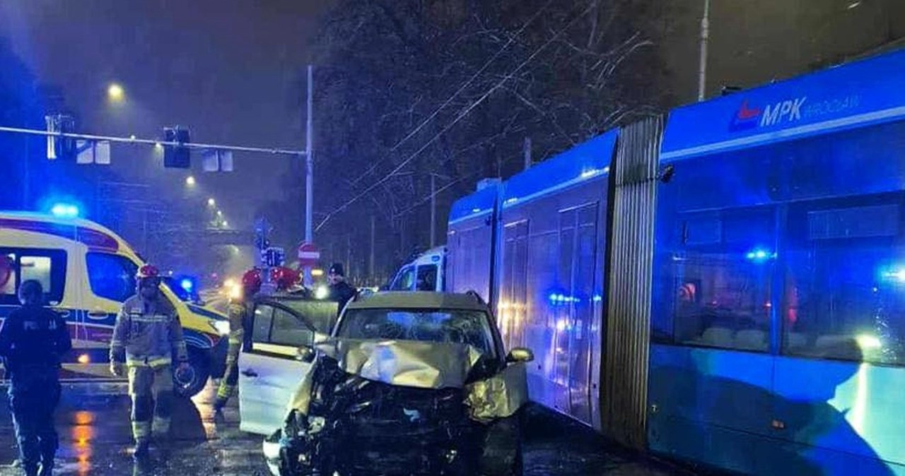 Auto wbiło się w tramwaj, porwany 34-latek nie żyje. Tragiczny finał pościgu we Wrocławiu