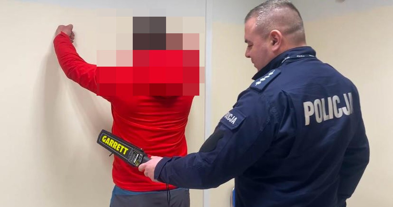 Rozlał gnojowicę przed domem ministra i groził politykom. Areszt dla 35-latka