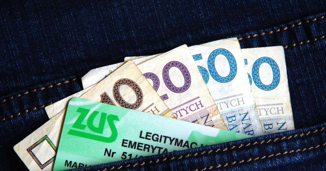 Ulgi w aptekach, zwolnienie z abonamentu RTV. Oto przywileje, które zapewnia legitymacja emeryta