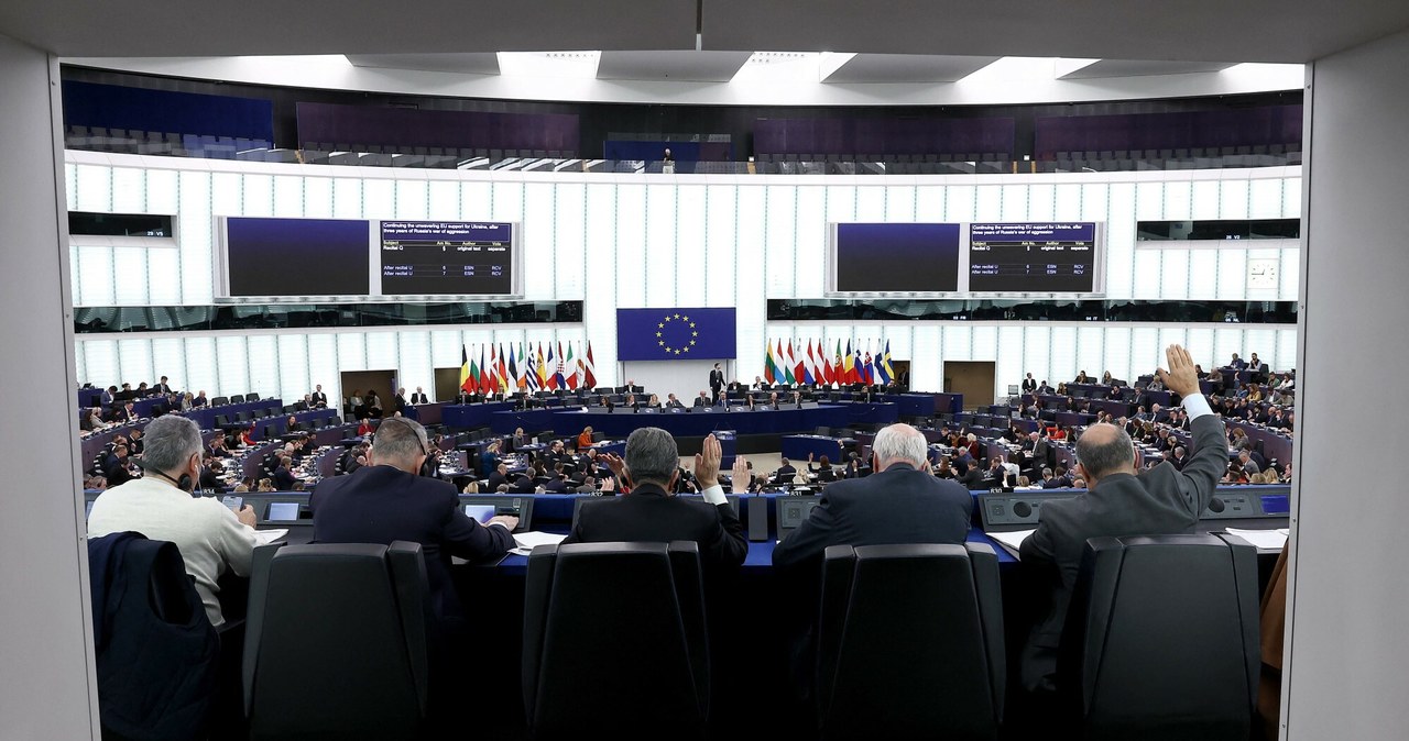 Naloty o świcie. Huawei miał korumpować europosłów