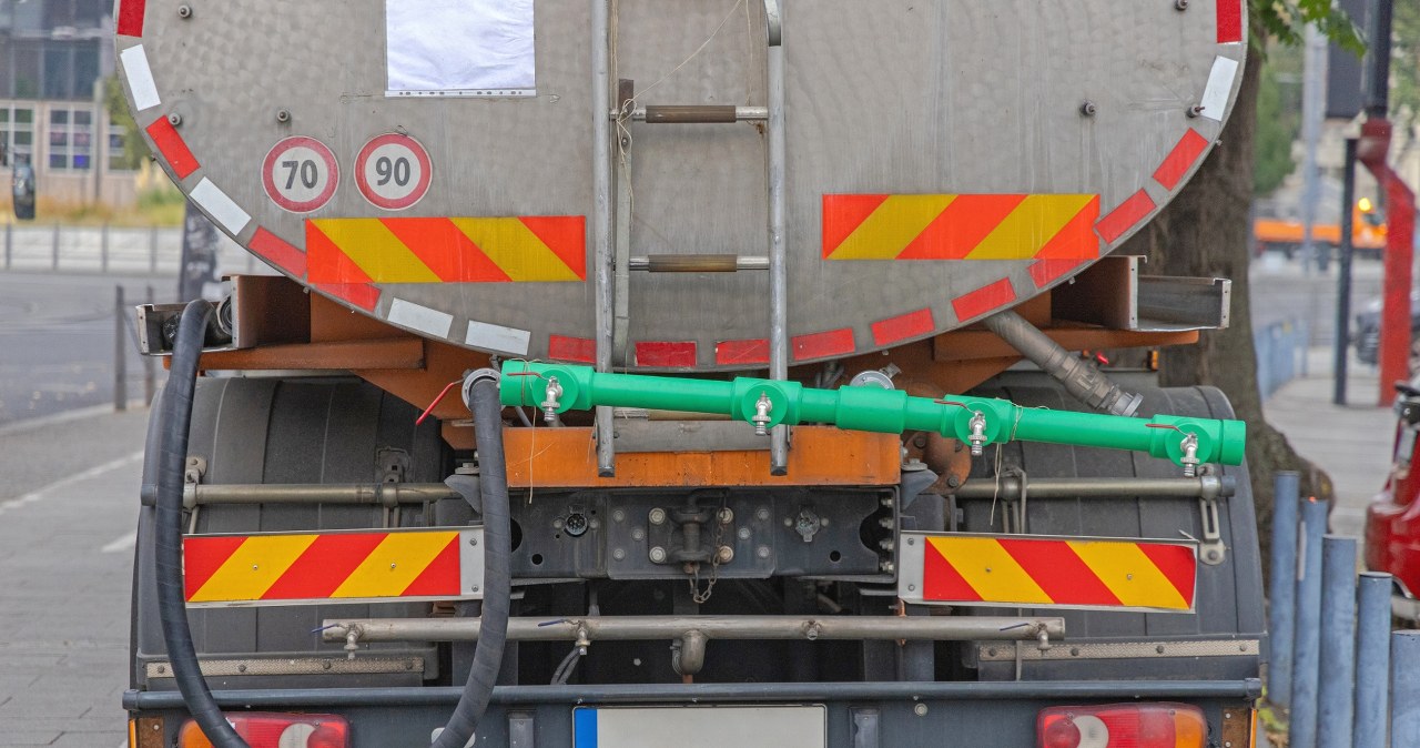 Cysterna wzbudziła podejrzenia mieszkańców. Niebezpieczny kwas miał trafić do kanalizacji