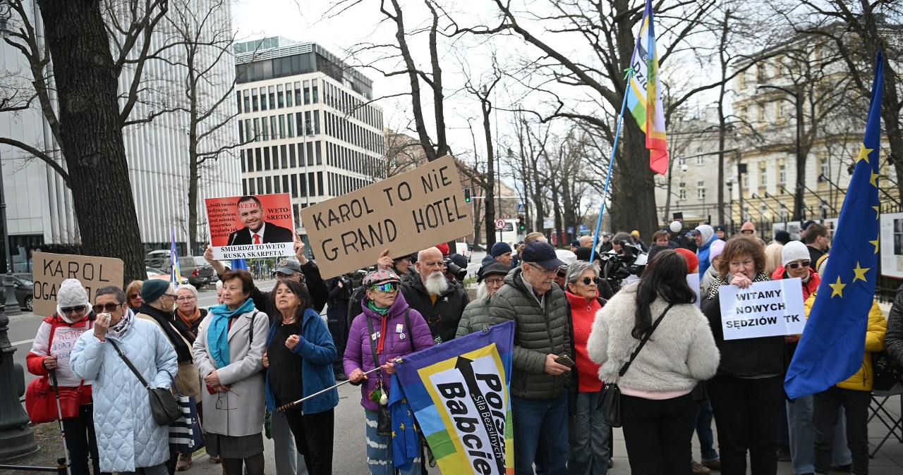 Dwie demonstracje pod Trybunałem Konstytucyjnym. Wzajemne oskarżenia i obelgi
