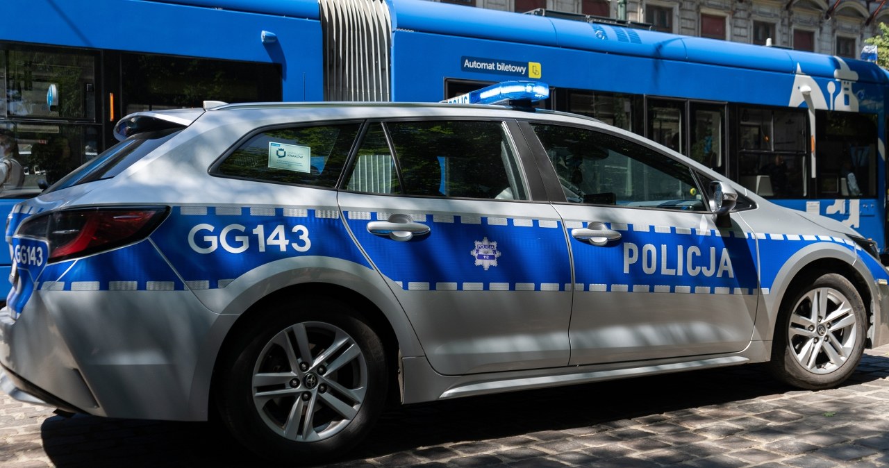 Auto na torowisku. Poranny wypadek na Alei Andersa w Krakowie