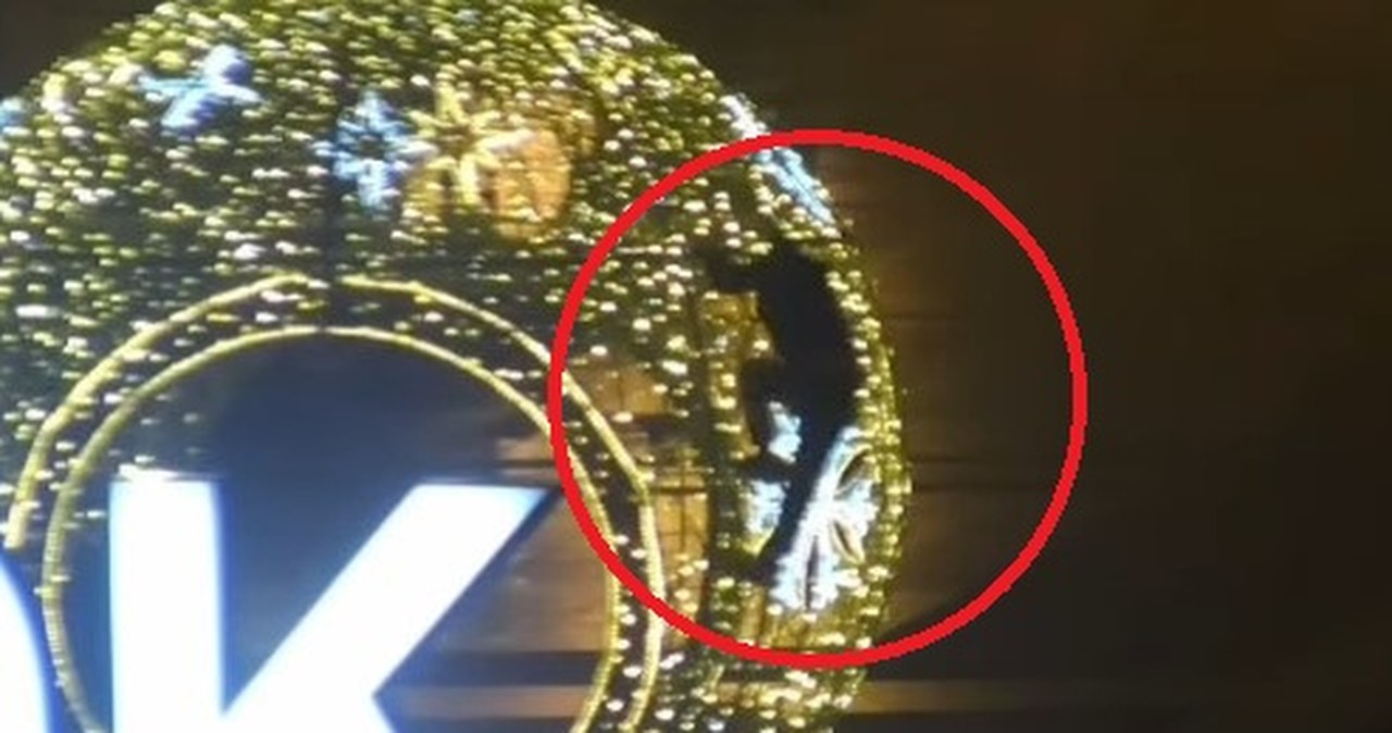 Nocą wspinali się na świąteczne dekoracje. Policja publikuje nagranie