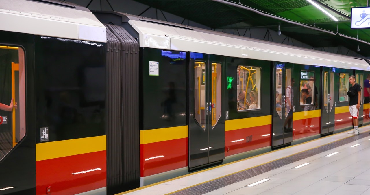 Przejechał nad nim pociąg, wstał i wyszedł. Niebezpieczny wypadek w warszawskim metrze