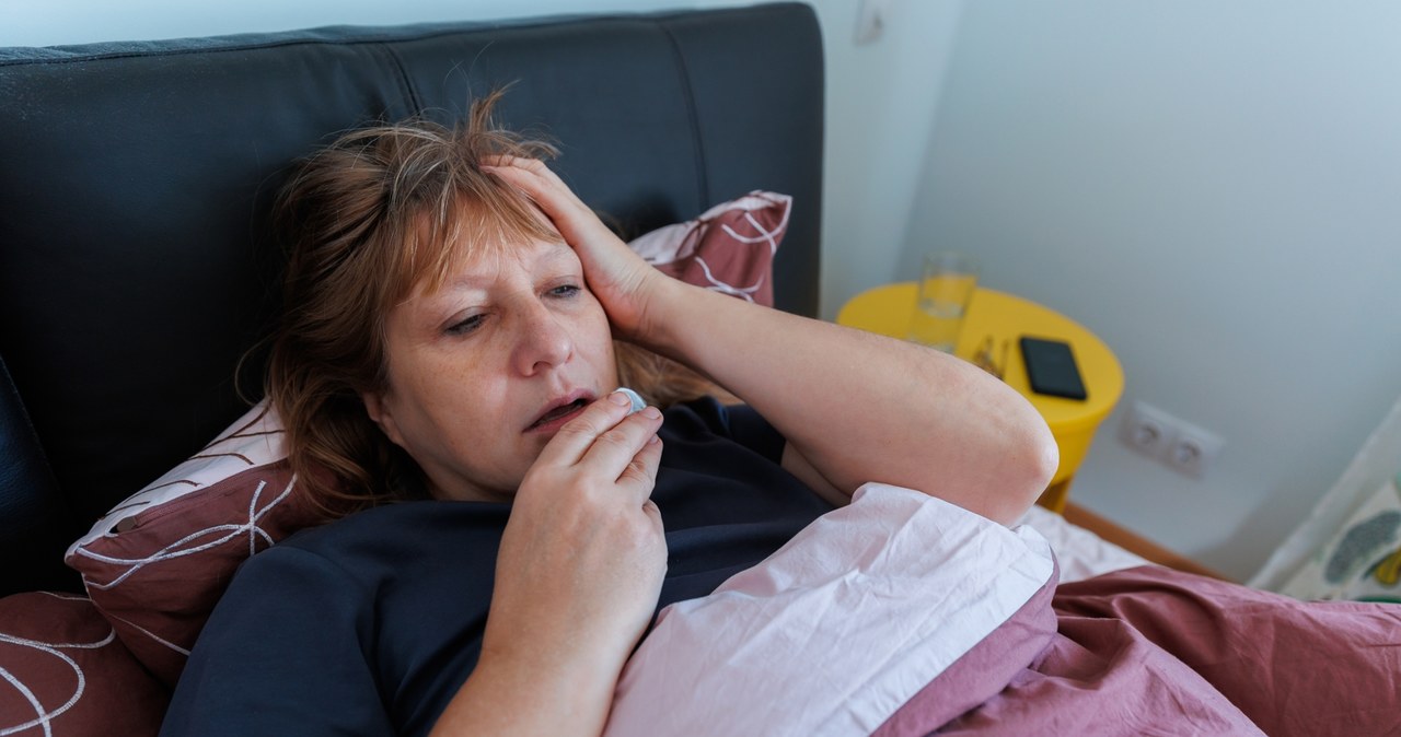 Gwałtowny wzrost liczby zachorowań na Covid-19. Jakie objawy są alarmujące?