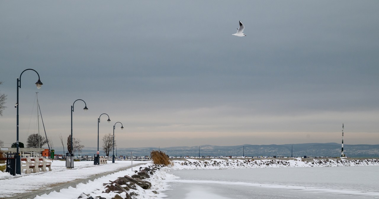 Sroga zima na Węgrzech. Balaton zamarzł po raz pierwszy od lat