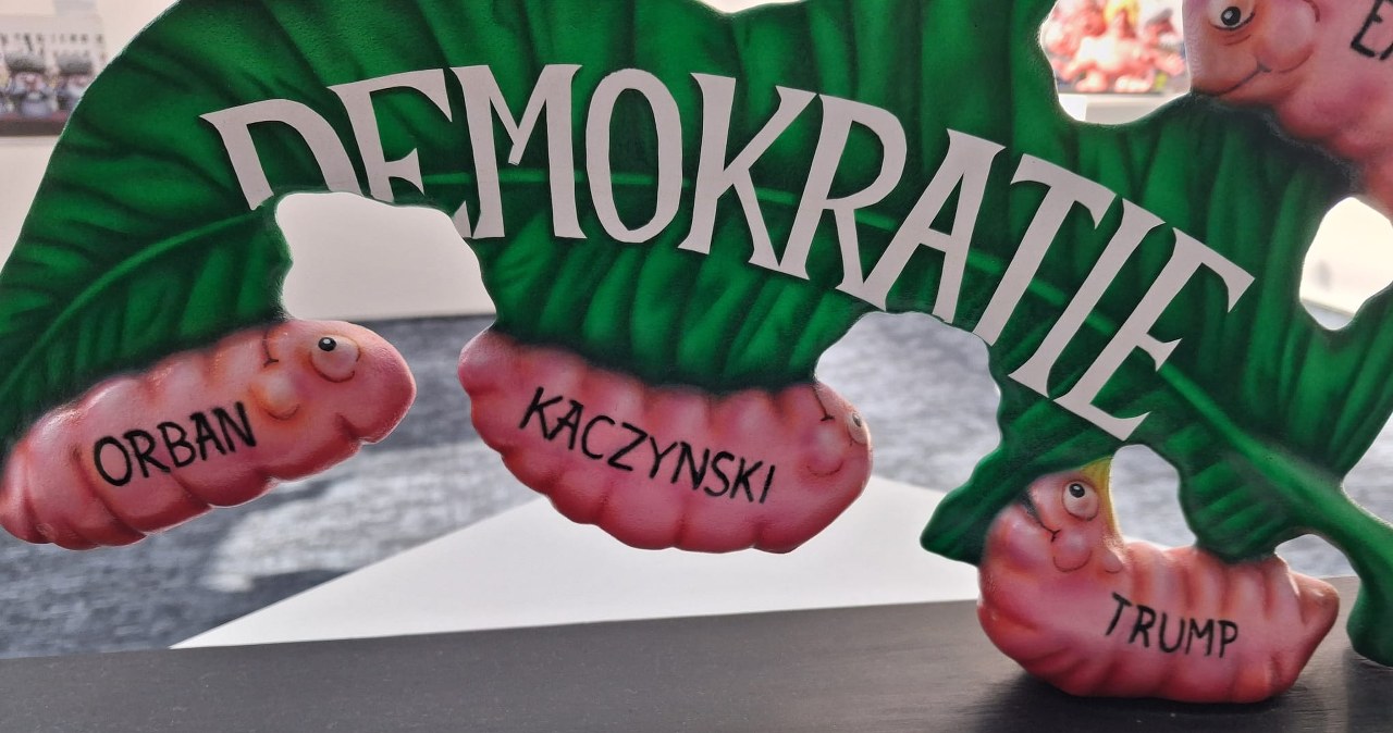 Kontrowersyjna wystawa w PE. Kaczyński, Putin i Trump jako larwy pożerające demokrację