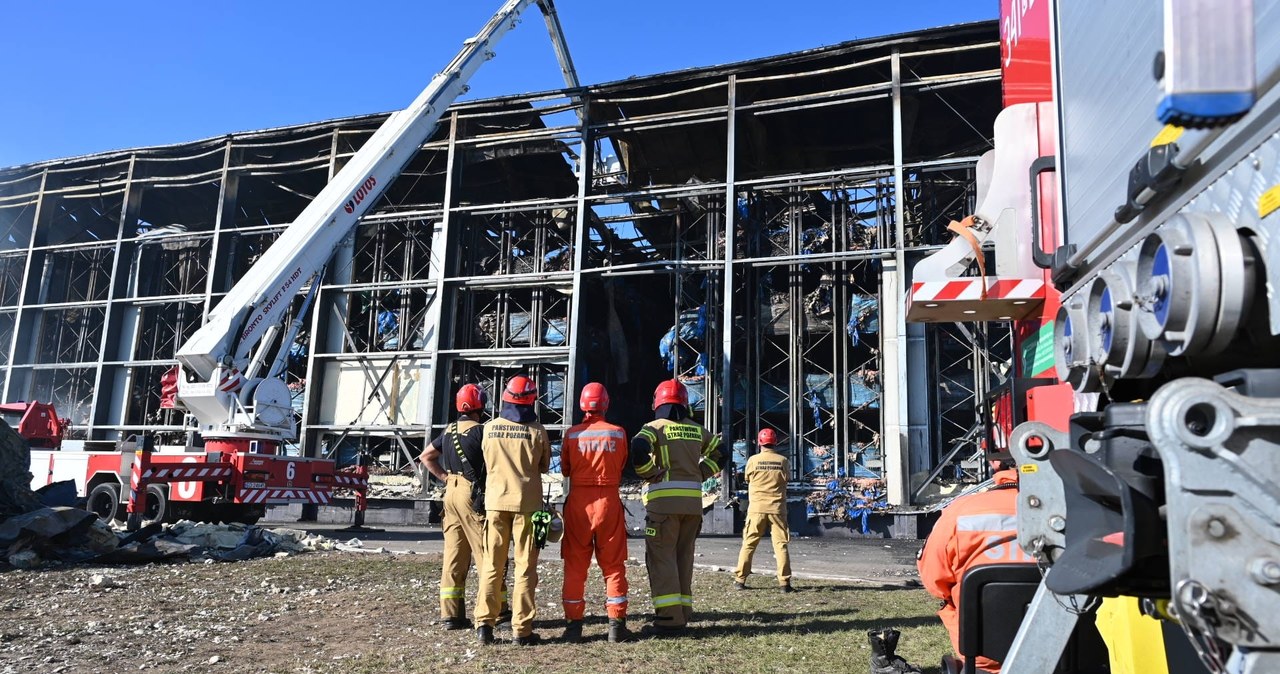 Trwają poszukiwania strażaka. "Akcja niezwykle trudna - przebiega powoli i ostrożnie"
